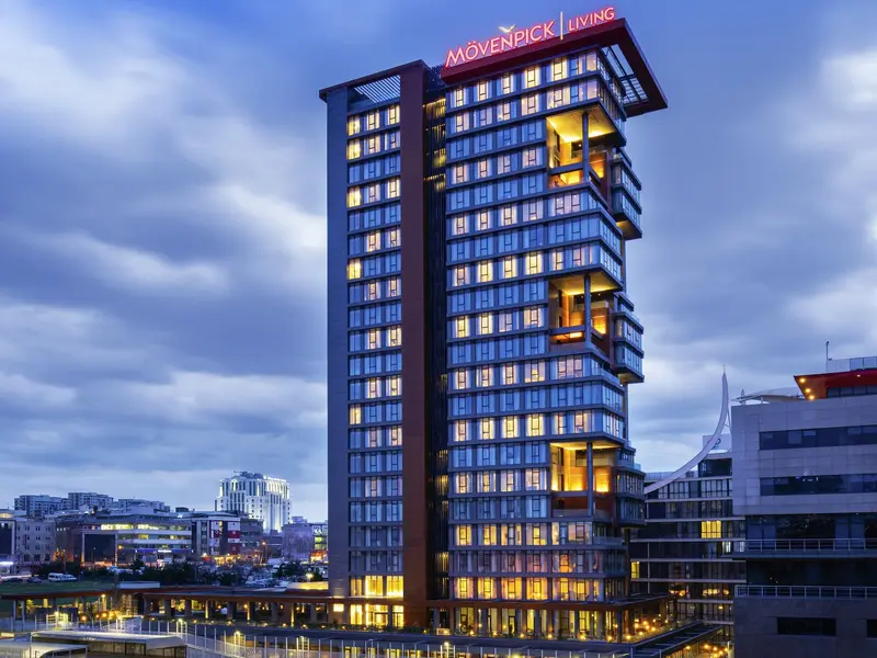 Mövenpick Living Istanbul West: akşam saatinde kule