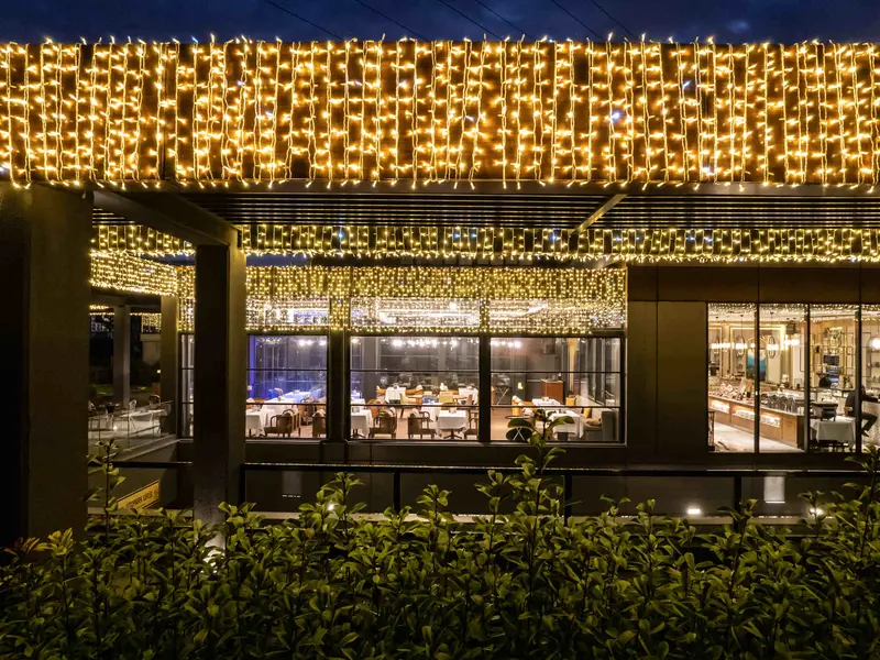 Restoran terası, akşam