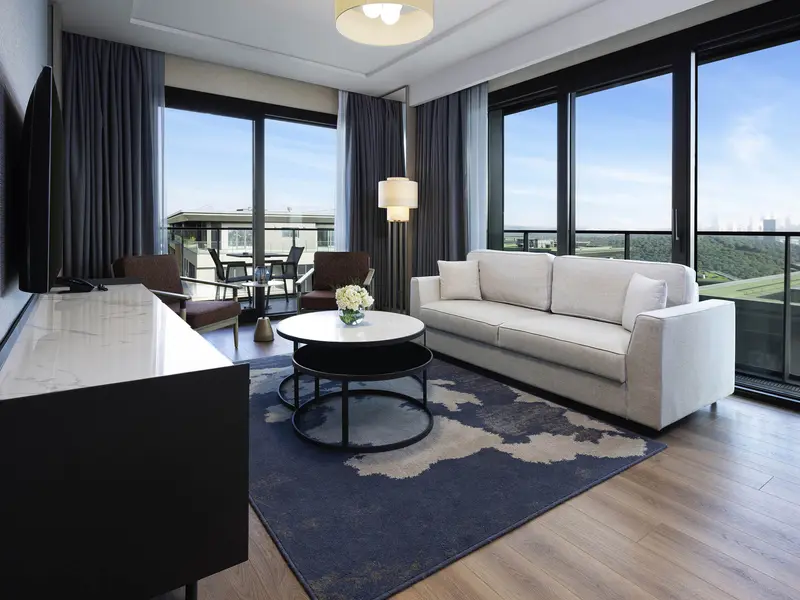 Mövenpick Living İstanbul Çamlıvadi: iki yatak odalı dairenin salonu, balkona açılan cam cephe